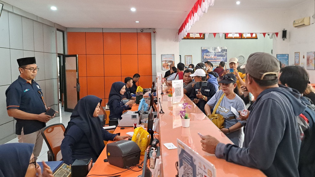 Para Lansia Ikut Surati KPK, Harap Bupati Pati Cepat Tersangka