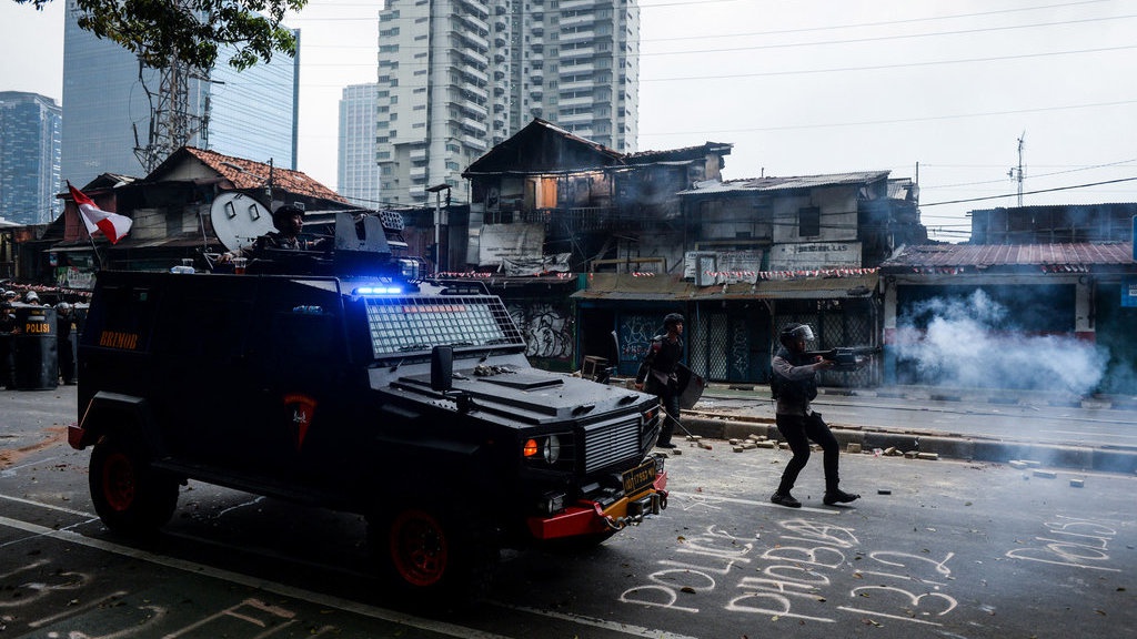 Terobos Massa Pedemo, Mobil Rantis Brimob Tabrak Pengemudi Ojol Terobos Massa Pedemo, Mobil Rantis Brimob Tabrak Pengemudi Ojol