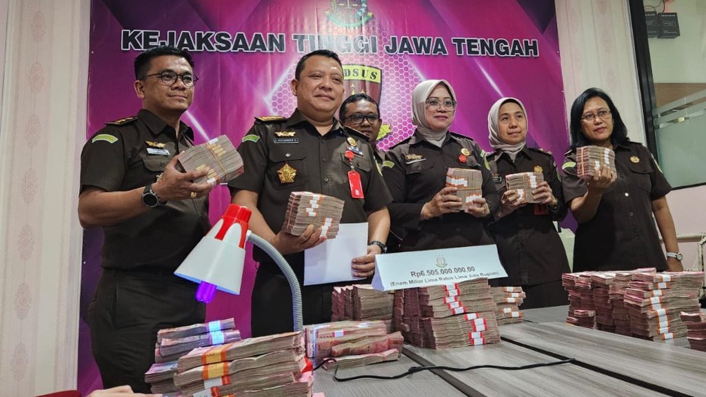 Penyidik Sita Rp6,5 M dari Istri Tersangka Korupsi BUMD Cilacap Penyidik Sita Rp6,5 M dari Istri Tersangka Korupsi BUMD Cilacap