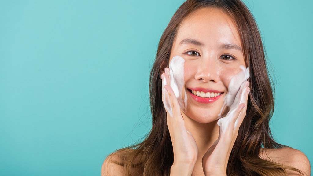 7 Rekomendasi Sabun Cuci Muka yang Bagus untuk Mencerahkan 7 Rekomendasi Sabun Cuci Muka yang Bagus untuk Mencerahkan
