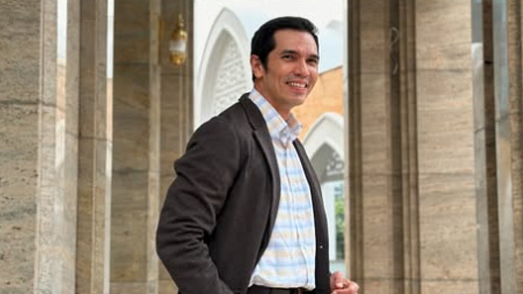 Profil Adrian Maulana yang Viral Naik KRL dari Bintaro Profil Adrian Maulana yang Viral Naik KRL dari Bintaro