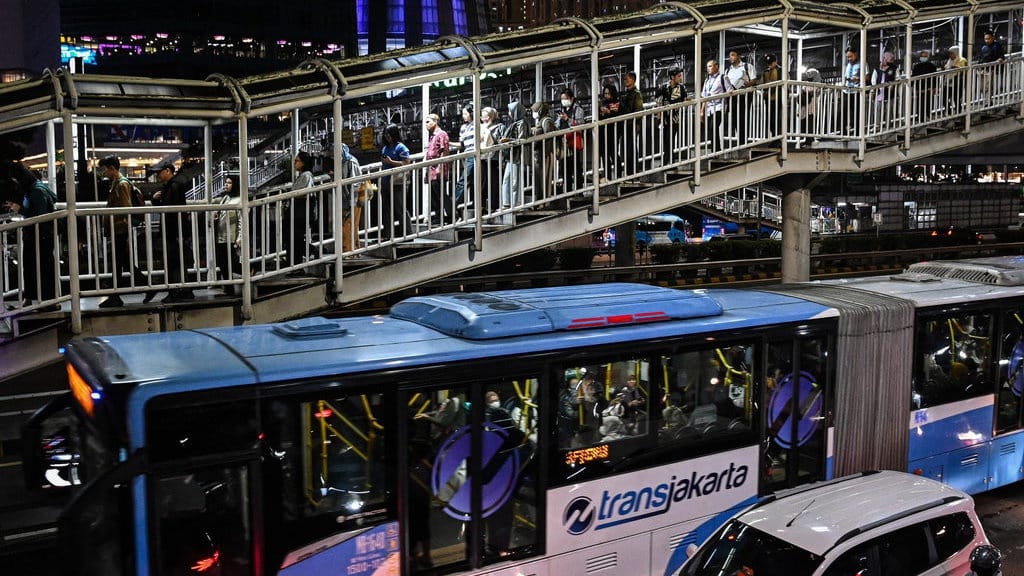 Tambah Rute, TransJabodetabek Makin Diminati Warga Tambah Rute, TransJabodetabek Makin Diminati Warga