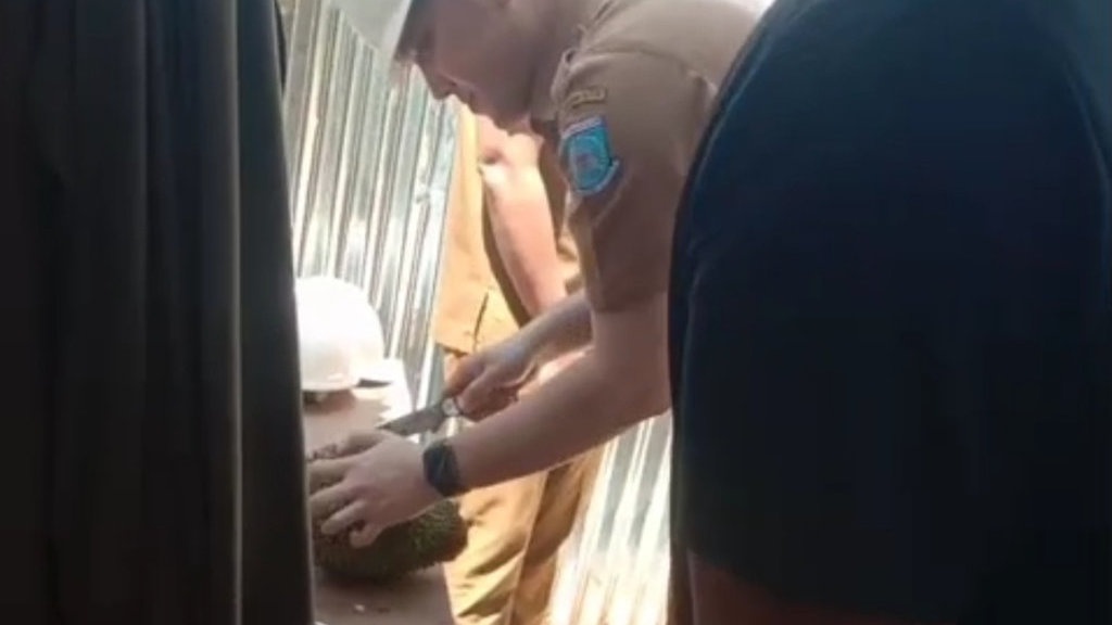 Auditor di Tangsel Kepergok Dijamu Durian Usai Cek Proyek Auditor di Tangsel Kepergok Dijamu Durian Usai Cek Proyek