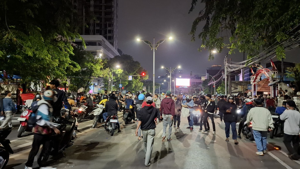 Polisi Pukul Mundur Massa Pedemo di Jalan Pejompongan Polisi Pukul Mundur Massa Pedemo di Jalan Pejompongan