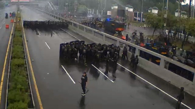 Massa Demo DPR Masuk Jalan Tol Dalam Kota, Lalu Lintas Dialihkan Massa Demo DPR Masuk Jalan Tol Dalam Kota, Lalu Lintas Dialihkan