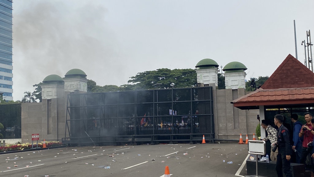 Polisi Pukul Mundur Massa Depan DPR, Ditembaki Water Cannon
