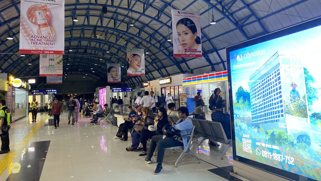 Tertahan di Stasiun Palmerah, Dedeh Harap Demo Bawa Perubahan Tertahan di Stasiun Palmerah, Dedeh Harap Demo Bawa Perubahan