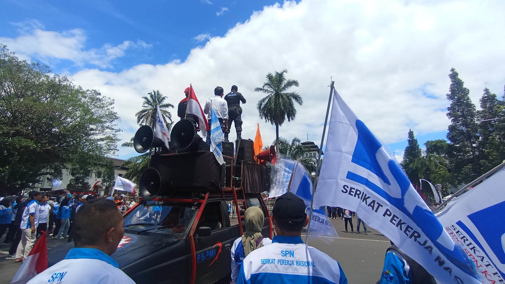 Demo Buruh Bandung, Massa Geruduk Gedung Sate Suarakan Tuntutan