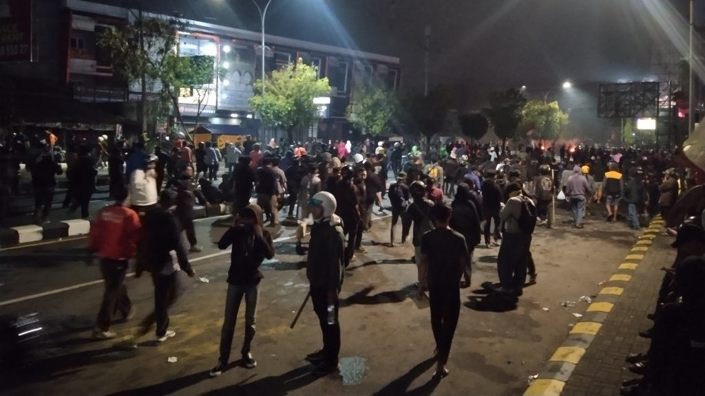 Demo Ricuh Jogja, Polisi Pukul Mundur Massa Pakai Gas Air Mata