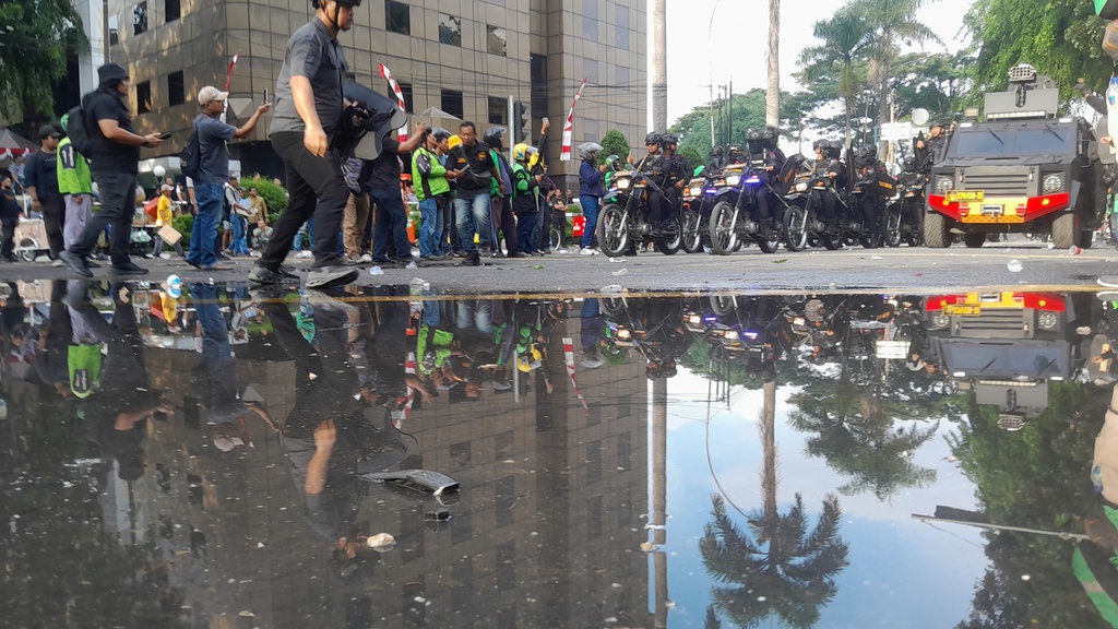 Polisi Bawa Senjata Laras Panjang Hadapi Pedemo di Kota Medan Polisi Bawa Senjata Laras Panjang Hadapi Pedemo di Kota Medan