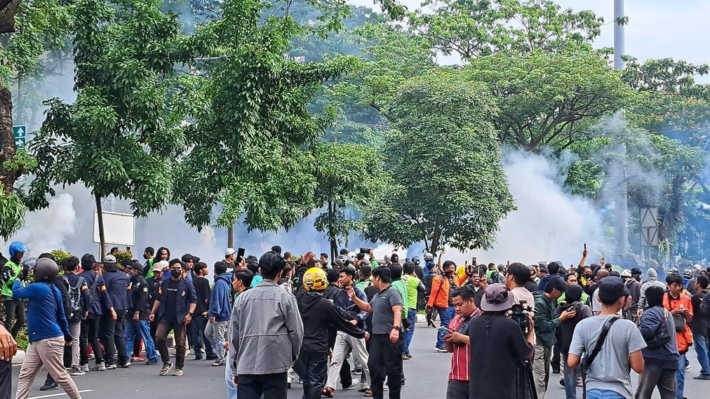 Demo di Polda Jateng Ricuh, Jalanan Berkabut Gas Air Mata Demo di Polda Jateng Ricuh, Jalanan Berkabut Gas Air Mata