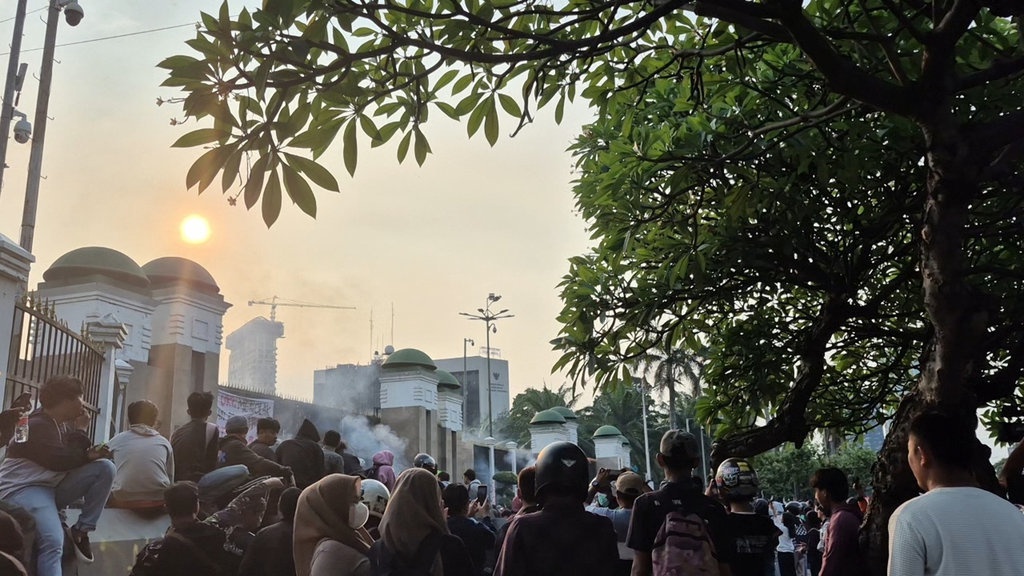 Massa Aksi Mulai Lempari Gedung DPR dengan Petasan Massa Aksi Mulai Lempari Gedung DPR dengan Petasan