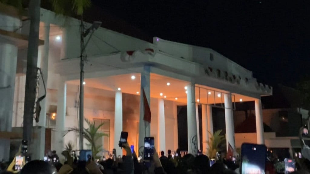 Pedemo Masih Berkumpul di Depan Gedung DPRD Kota Tegal Pedemo Masih Berkumpul di Depan Gedung DPRD Kota Tegal