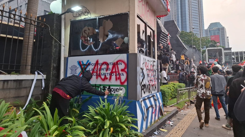 Pedemo di Depan Polda Metro Bakar Ban dan Hancurkan Pos Lalin Pedemo di Depan Polda Metro Bakar Ban dan Hancurkan Pos Lalin