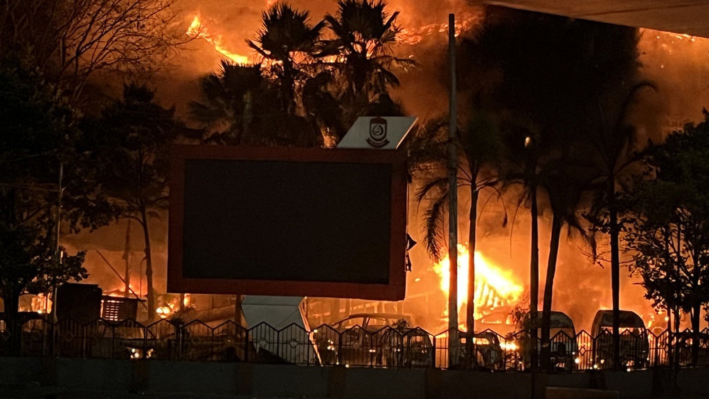 Massa Terobos Masuk & Bakar Kendaraan di Gedung DPRD Makassar Massa Terobos Masuk & Bakar Kendaraan di Gedung DPRD Makassar