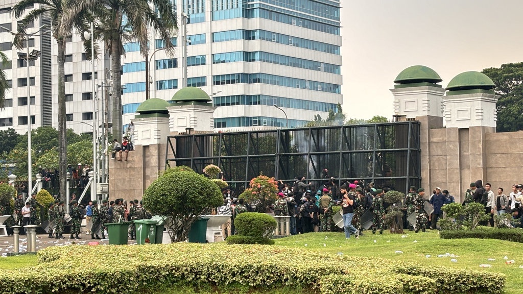 Pagar Jebol, Massa Demo Mulai Masuk Kompleks DPR Pagar Jebol, Massa Demo Mulai Masuk Kompleks DPR