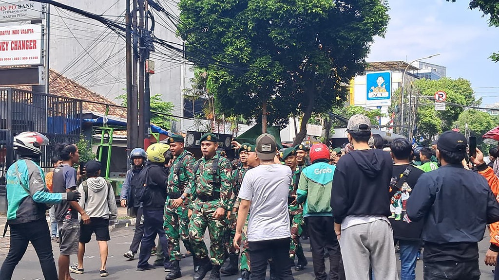 TNI Ajak Pedemo di Mako Brimob Hentikan Aksi & Berdialog TNI Ajak Pedemo di Mako Brimob Hentikan Aksi & Berdialog