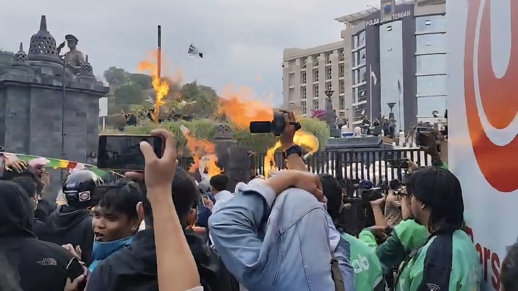 Demo Ricuh di Polda Jateng, Bom Molotov Dilempar ke Arah Polisi