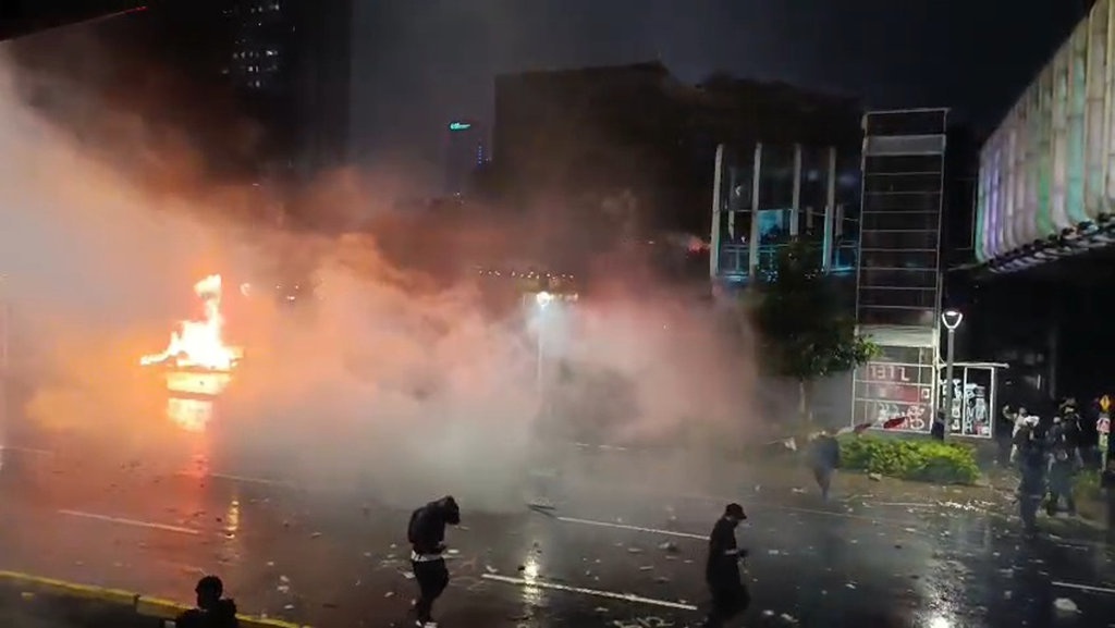 Polisi Tembakkan Gas Air Mata, Kenai Pedemo hingga Warga di SCBD Polisi Tembakkan Gas Air Mata, Kenai Pedemo hingga Warga di SCBD