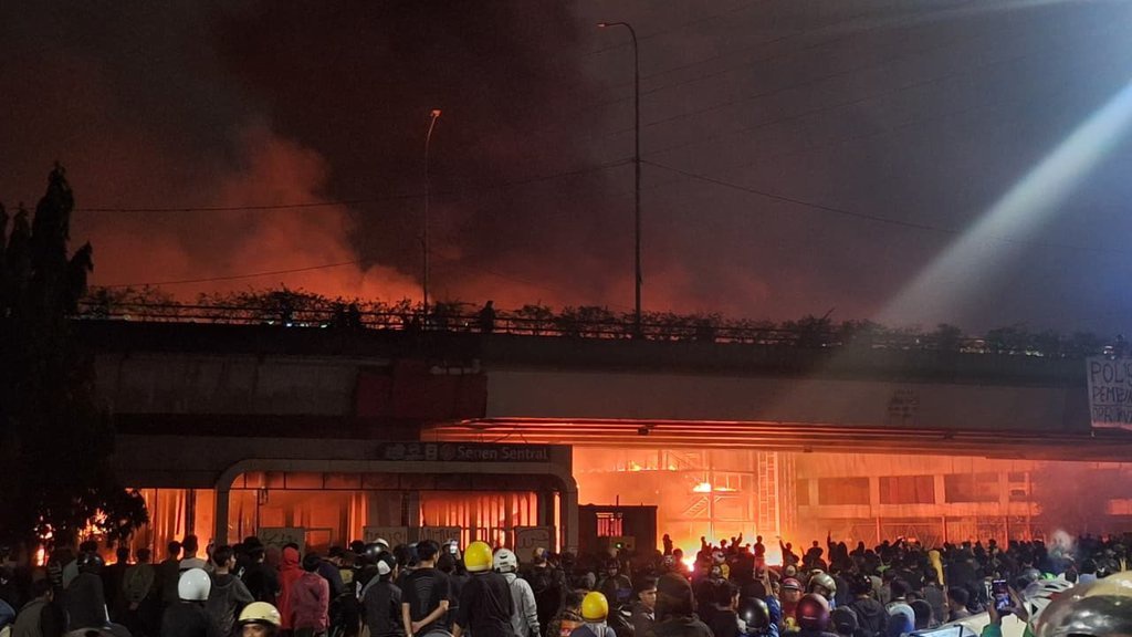 Halte Transjakarta di Senen Hangus Dibakar Massa