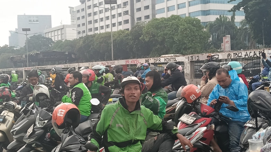 Massa Aksi Kembali Datangi Gedung DPR, Jalan Gatot Subroto Macet