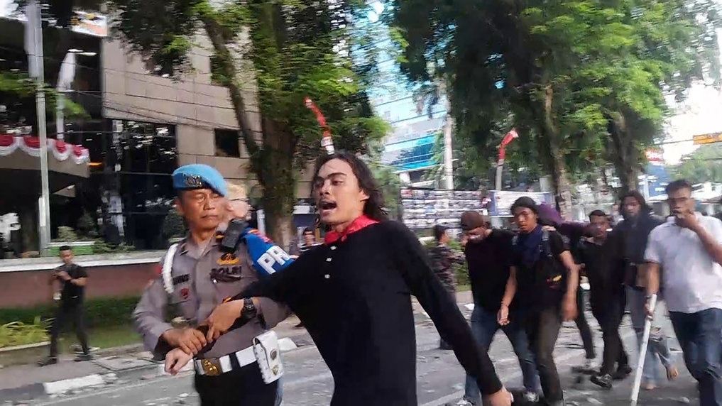 19 Orang Ditangkap Polisi saat Aksi Ricuh di DPRD Sumut 19 Orang Ditangkap Polisi saat Aksi Ricuh di DPRD Sumut