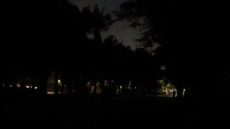 Jalanan Mako Brimob Kwitang Gelap, Bentrokan Masih Berlanjut Jalanan Mako Brimob Kwitang Gelap, Bentrokan Masih Berlanjut