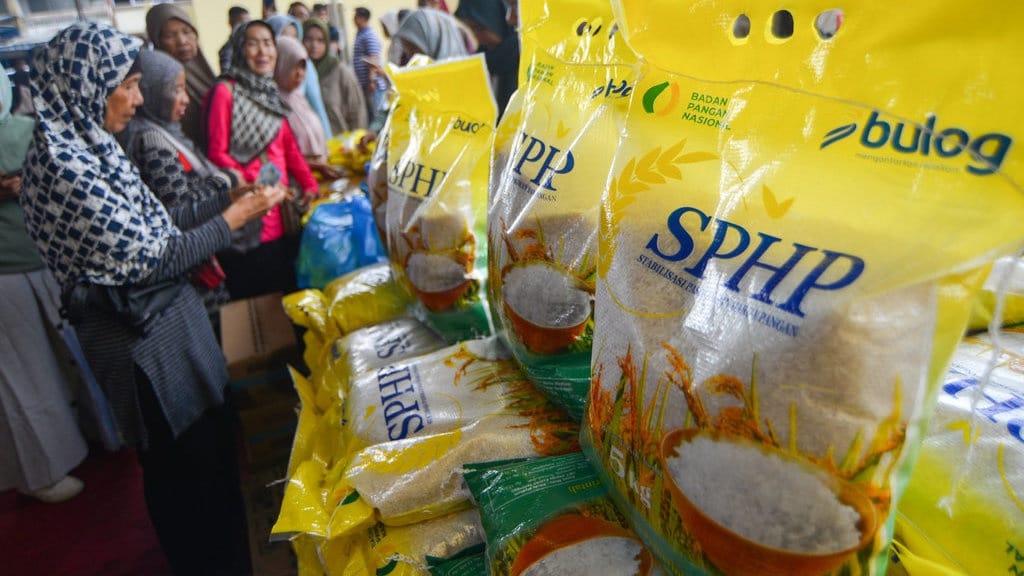 Pemerintah Pastikan Beras Bulog Tak Jadi Naik, Tetap Rp12.500/Kg Pemerintah Pastikan Beras Bulog Tak Jadi Naik, Tetap Rp12.500/Kg