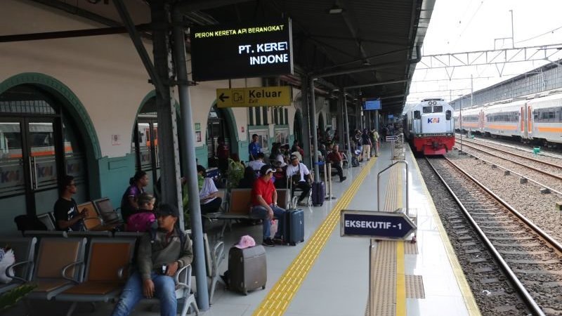 12 KA Jarak Jauh dari Pasar Senen Berhenti di Stasiun Jatinegara 12 KA Jarak Jauh dari Pasar Senen Berhenti di Stasiun Jatinegara