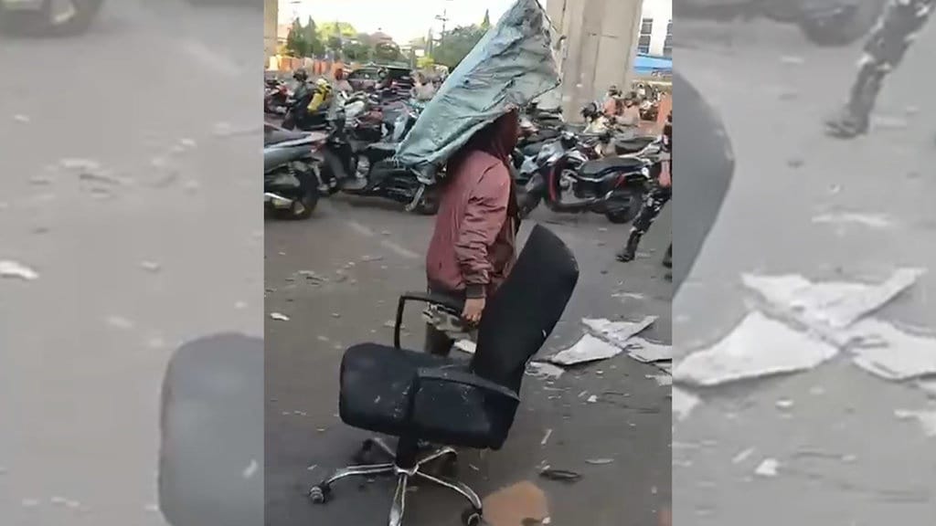 Warga Menjarah Puing-Puing Sisa Kebakaran Kantor DPRD Makassar Warga Menjarah Puing-Puing Sisa Kebakaran Kantor DPRD Makassar