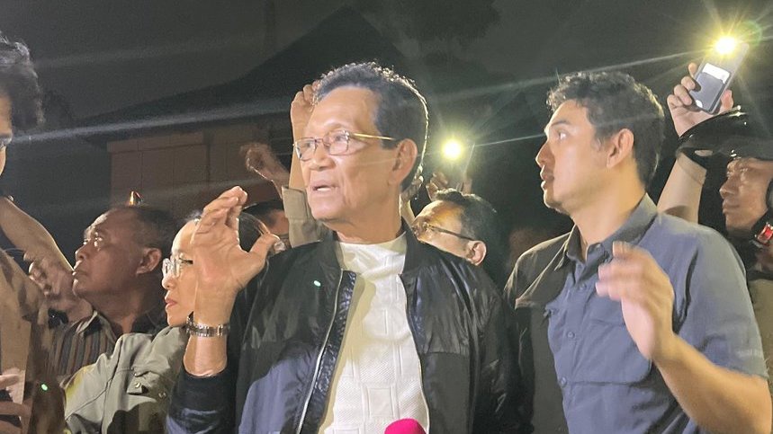 Momen Sultan HB X Temui Pedemo dan Pastikan 8 Orang Dibebaskan Momen Sultan HB X Temui Pedemo dan Pastikan 8 Orang Dibebaskan