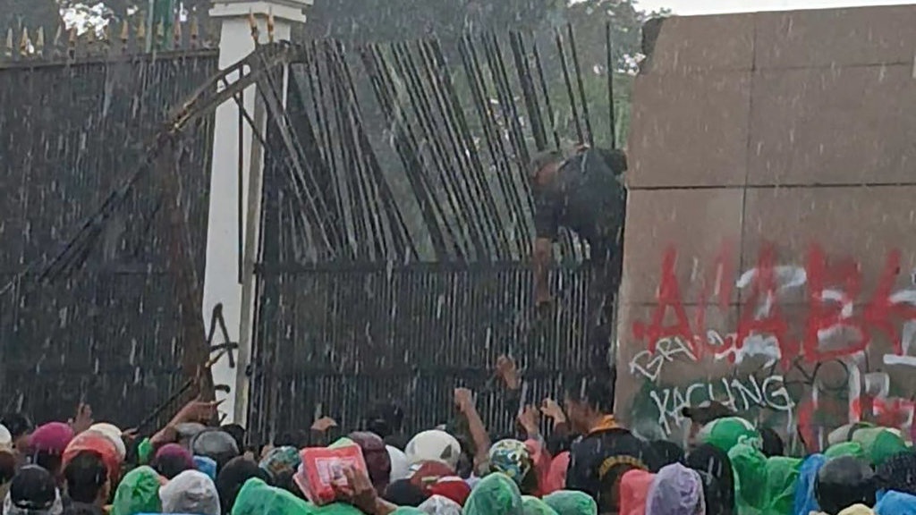 Massa Demo Berupaya Jebol Gerbang Utama Gedung DPR-MPR