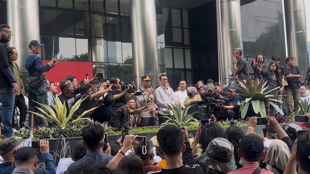 Warga Pati Bubarkan Diri Usai Dapat Surat dari KPK Warga Pati Bubarkan Diri Usai Dapat Surat dari KPK