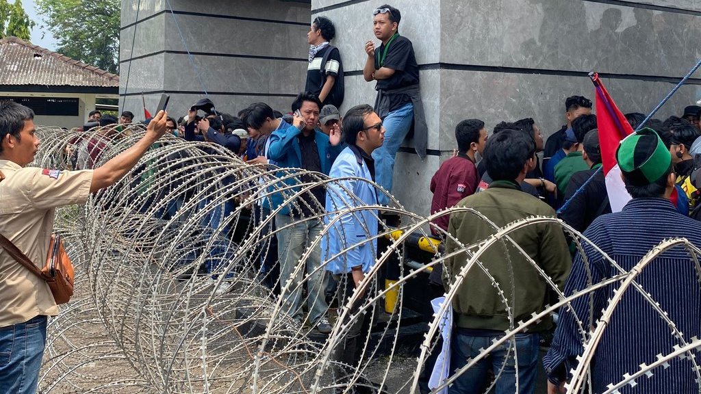 Demo di Gedung DPRD Lampung Hari Ini: Arus Lalu Lintas Dialihkan Demo di Gedung DPRD Lampung Hari Ini: Arus Lalu Lintas Dialihkan