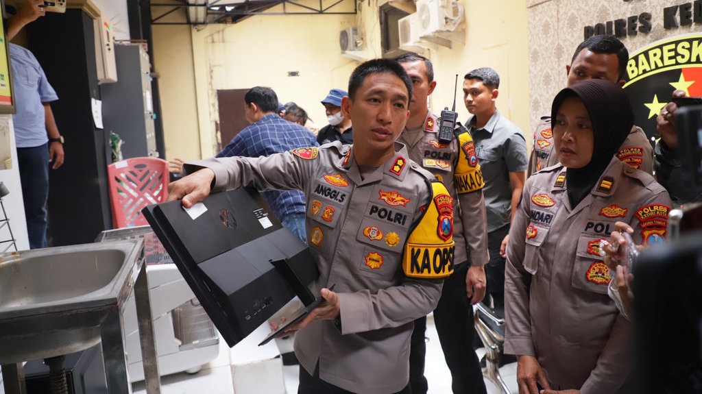 Puluhan Orang di Kediri Kembalikan Barang Jarahan Saat Kerusuhan Puluhan Orang di Kediri Kembalikan Barang Jarahan Saat Kerusuhan