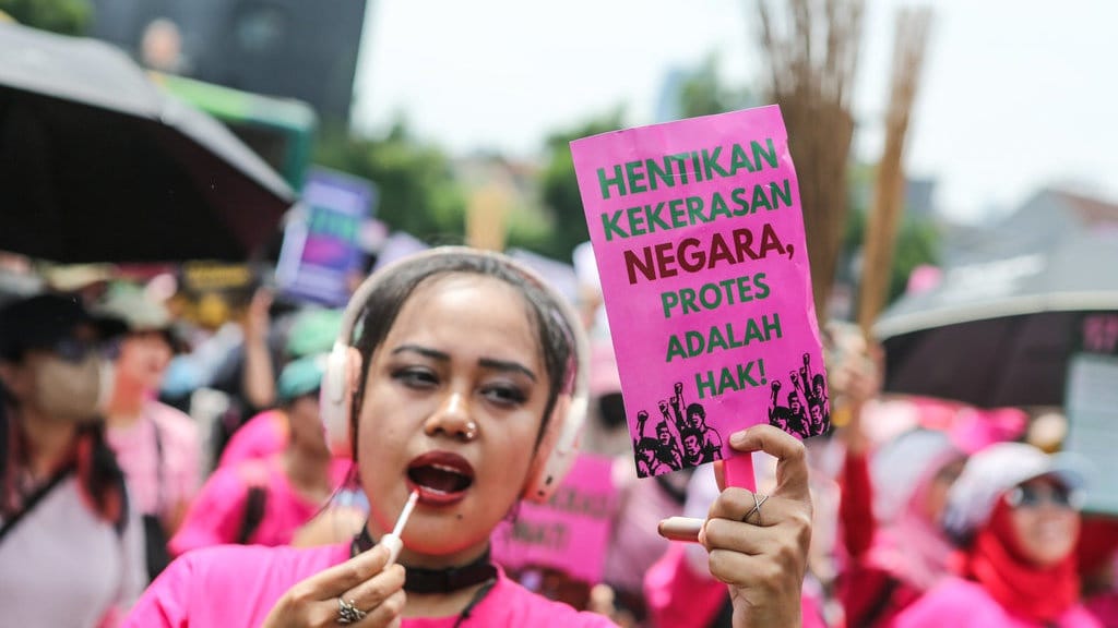 Poin Penting Tuntutan Rakyat 17+8, Pencetus, & Reaksi-Dampaknya Poin Penting Tuntutan Rakyat 17+8, Pencetus, & Reaksi-Dampaknya