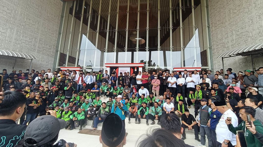 Gedung DPRD Tangsel Dijaga Ormas dan Aparat Selama Dua Hari Gedung DPRD Tangsel Dijaga Ormas dan Aparat Selama Dua Hari