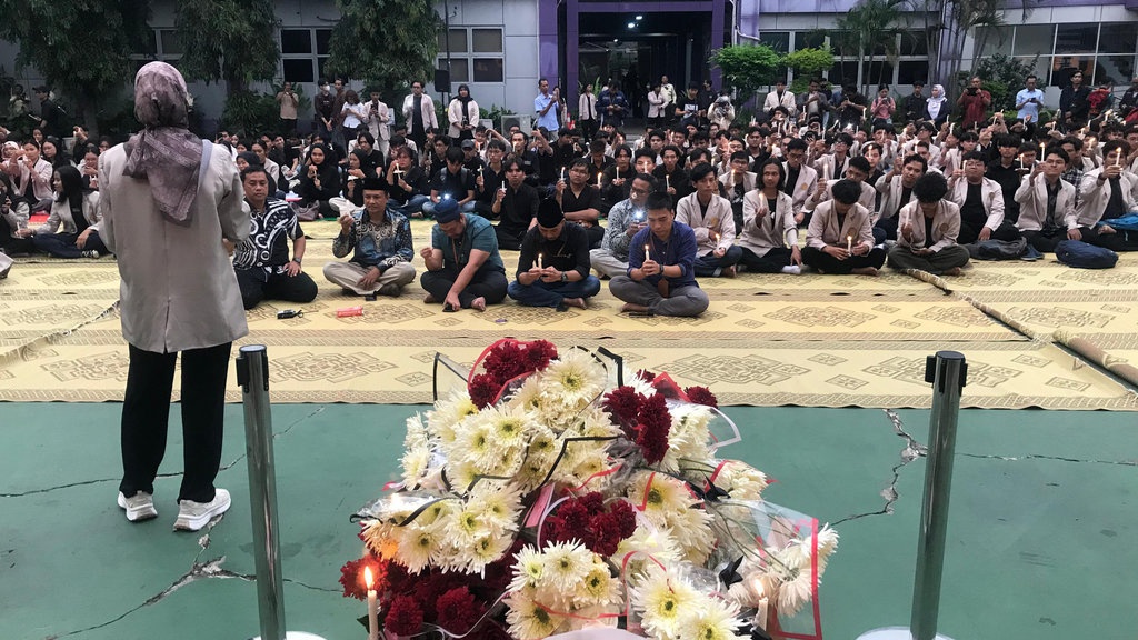 1.000 Lilin untuk Rheza, Amikom Kecam Tindakan Represif Aparat