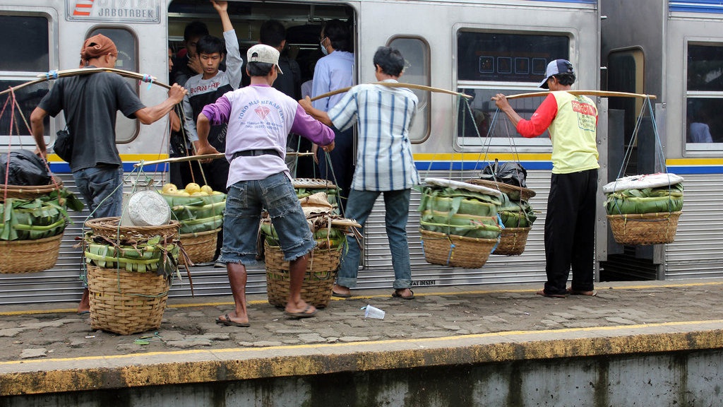 Sejarah Kereta Api Petani dan Pedagang di antara Bisik Subuh Sejarah Kereta Api Petani dan Pedagang di antara Bisik Subuh