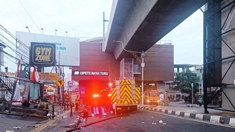 Kebakaran di Dekat Stasiun MRT Cipete, Jalan Fatmawati Ditutup Kebakaran di Dekat Stasiun MRT Cipete, Jalan Fatmawati Ditutup