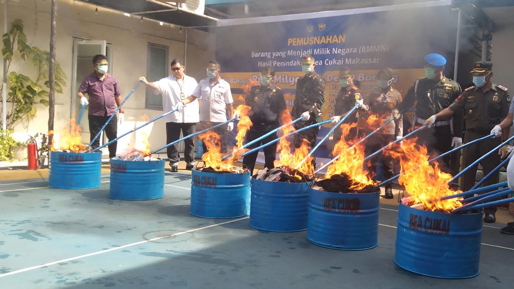 Bea Cukai Makassar Musnahkan Barang Sitaan Senilai Rp12 Miliar Bea Cukai Makassar Musnahkan Barang Sitaan Senilai Rp12 Miliar