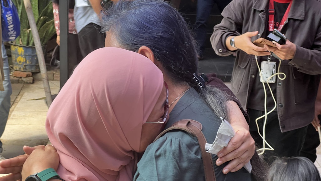 Isak Tangis Ibu Delpedro saat akan Jenguk Anaknya di Sel Tahanan Isak Tangis Ibu Delpedro saat akan Jenguk Anaknya di Sel Tahanan