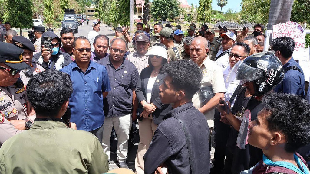 Demo di Kupang Menuntut Pembatalan Kenaikan Tunjangan DPRD NTT Demo di Kupang Menuntut Pembatalan Kenaikan Tunjangan DPRD NTT