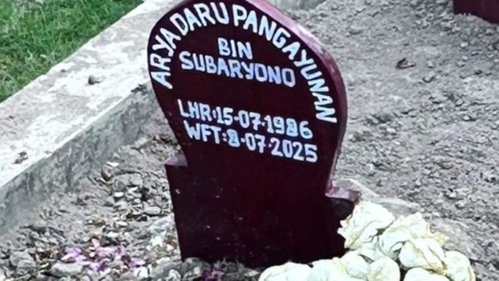 Kuburan Diplomat Arya Daru Sempat Diacak-acak Orang Tak Dikenal Kuburan Diplomat Arya Daru Sempat Diacak-acak Orang Tak Dikenal