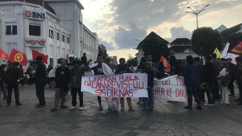 Aksi GNP di Titik Nol Yogya: Tolak UU TNI, Desak Reformasi Polri Aksi GNP di Titik Nol Yogya: Tolak UU TNI, Desak Reformasi Polri