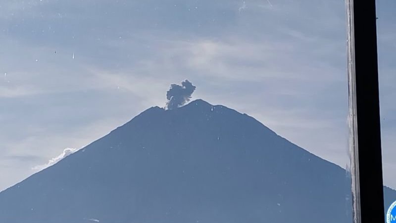 Gunung Semeru Erupsi, Tinggi Letusan Capai 500 Meter Gunung Semeru Erupsi, Tinggi Letusan Capai 500 Meter