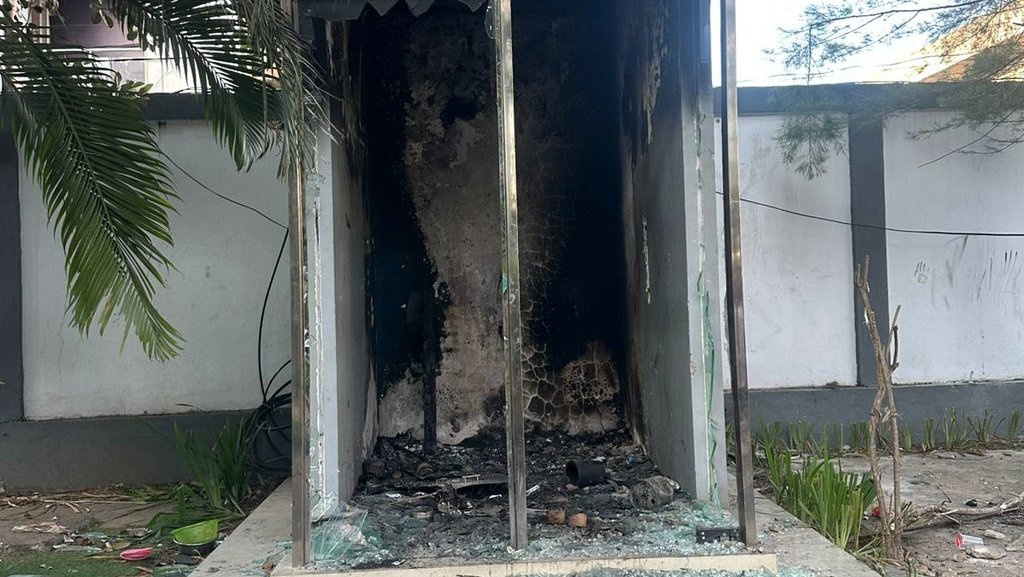 Polisi Tangkap Pelaku Pencurian Mesin ATM Kantor DPRD Makassar Polisi Tangkap Pelaku Pencurian Mesin ATM Kantor DPRD Makassar