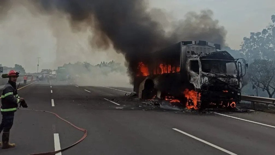 Truk Ekspedisi Paket Online Ludes Terbakar di Tol Cipali Subang