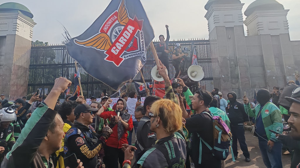 Demo Asosiasi Ojol Berujung Audiensi dengan Wakil Ketua DPR Demo Asosiasi Ojol Berujung Audiensi dengan Wakil Ketua DPR