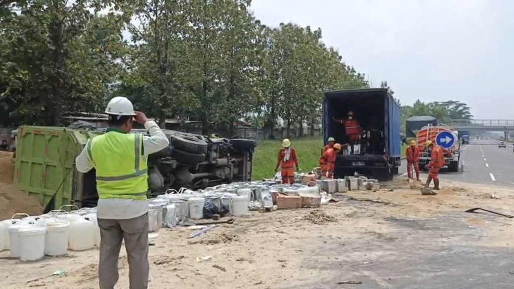 Kecelakaan Tol Cipali KM 73, Truk Lem Sepatu Seruduk Truk Pasir